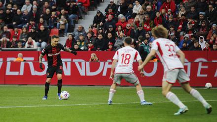Gleich zieht er ab. Alejandro Grimaldo vor seinem Treffer zum 1:0 für Bayer Leverkusen, die Unioner Alex Kral (33) und Josip Juranovic (18) lassen ihn gewähren.
