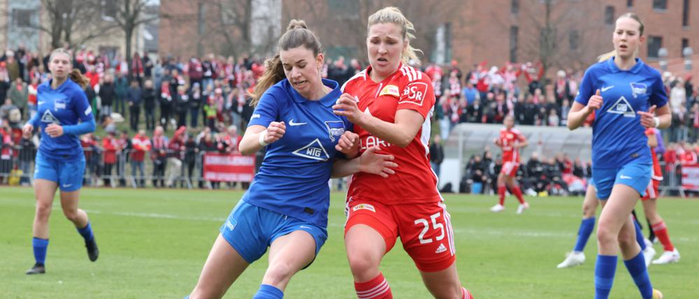 Auch beim Spiel am Sonntag wollen Union und Hertha sich wieder enge Duelle liefern, wie im Pokal-Viertelfinale zwischen Anouk Westphal (links) und Dina Orschmann (rechts).
