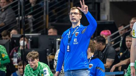 Trainer Jaron Siewert überwintert mit den Füchsen Berlin an der Tabellenspitze der Handball-Bundesliga.