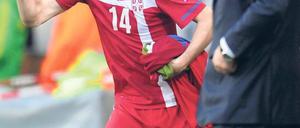 Packender Einsatz. Milan Jovanovic feiert den Treffer seiner Mannschaft gegen Deutschland. Sein Trainer Radomir Antic (r.) feiert mit. Foto: dpa