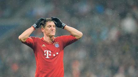 Weine nicht, wenn der Schneeregen fällt. Bastian Schweinsteiger kassiert nach acht Siegen die erste Niederlage mit den Bayern. Foto: dpa
