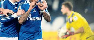 Doppellutscher. Jefferson Farfan (Mitte) konnte beim 3:0-Sieg der Schalker gegen den VfB Stuttgart gleich zweimal als Torschütze jubeln. Foto: dpa