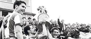 FDGB-Pokal-Sieger 1. FC Union Berlin 1968 mit Pokal nach dem 2:1-Finalsieg gegen Jena.