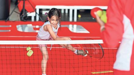 Am Montag nun startet das Projekt „Tennis macht Schule“, Ein Unternehmen stellt jährlich einen zweistelligen Millionen-Euro-Betrag dafür bereit. 
