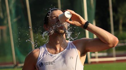 Wasser ist oft das einzige Mittel, wenn die Hitze den Sportler in die Knie zwingt.