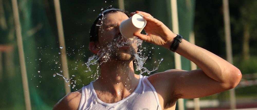 Wasser ist oft das einzige Mittel, wenn die Hitze den Sportler in die Knie zwingt.