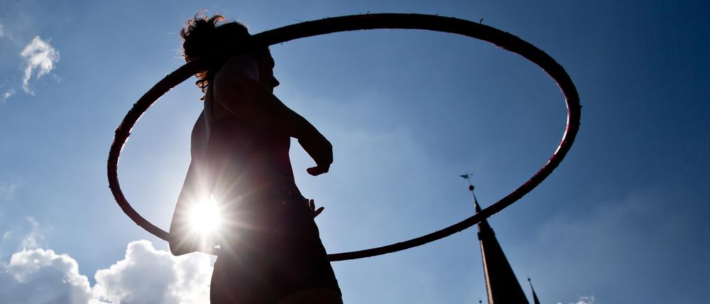 Hula-Hoop ist trendy. Aber eignet sich der Reifen auch für alle Altersgruppen?