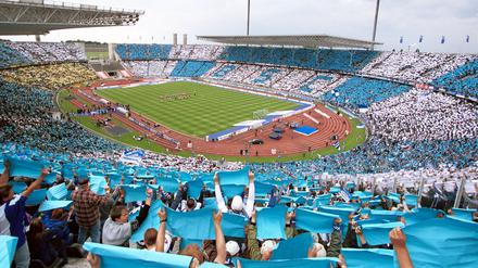 Die Hertha-Fans verwandeln das Olympiastadion im Jahr 2000 in ein blau-weißes Meer.