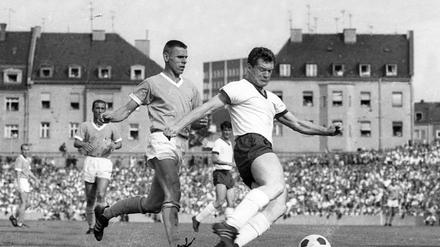  Zwei Hauptfiguren im ersten Stadtderby der Fußball-Bundesliga: Timo Konietzka (li., 1860 München) und Dieter Danzberg vom FC Bayern. 