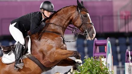 Der große Moment. In Tokio gewinnt Julia Krajewski auf ihrem Pferd Amande de B’Neville Gold. 