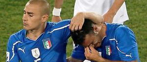 Der Weltmeister ist raus, die Italiener können die Tränen nicht zurückhalten.
