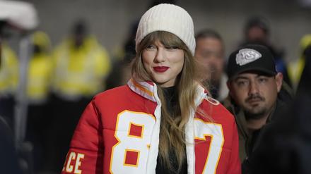 Taylor Swift in einer Jacke mit der Trikotnummer ihres Liebsten, Travis Kelce.