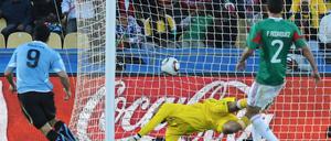 Im Parallelspiel in Rustenburg zwischen Uruguay und Mexiko bricht Luis Suarez den Nichtangriffspakt und bringt die Südamerikaner in der 43. Minute mit 1:0 in Führung.