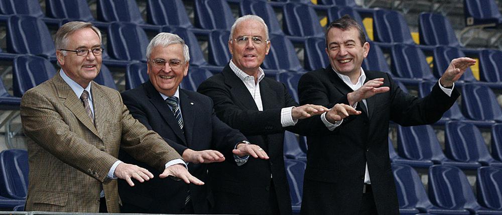 Damals war's. Das Präsidium des Organisationskomitees für die Fußball-Weltmeisterschaft 2006 in Deutschland: Horst R. Schmidt, Theo Zwanziger, Franz Beckenbauer Wolfgang Niersbach (v.l.)