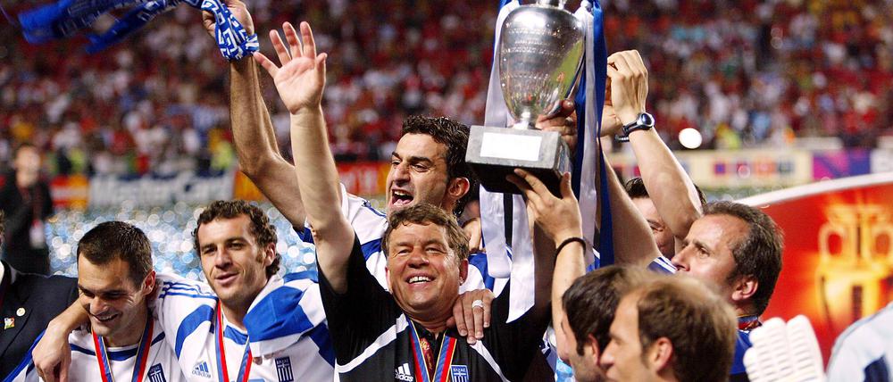 Otto I. mit Pokal. Unter dem deutschen Trainer wurde Griechenland 2004 sensationell Europameister.