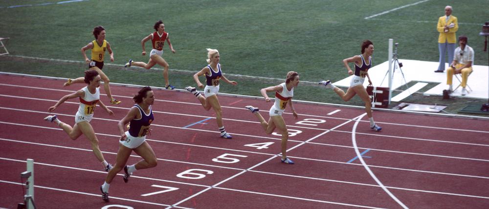Gängiges Bild. Die DDR-Athletinnen waren oft vor denen aus der Bundesrepublik im Ziel. Hier siegt Bärbel Eckert (Bahn 2) vor Annegret Richter (Bahn 5) bei den Olympischen Spielen 1976 in Montreal.