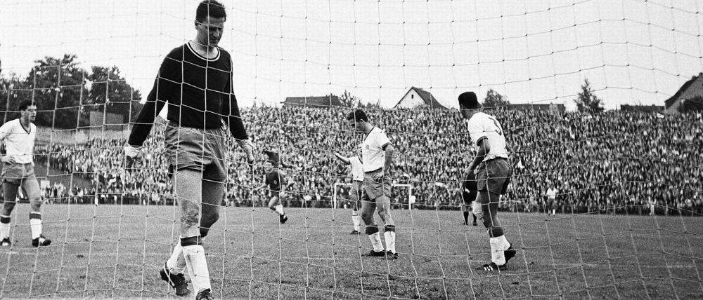 Gewohntes Bild im Jahr 1965. Torwart Heinz „Jumbo“ Rohloff holt enttäuscht den Ball aus dem Netz.