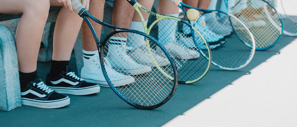 Die Qual der Wahl. Die Palette an Tennisschlägern ist riesig geworden.