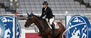 Annika Schleu und das ihr zugeloste Pferd Saint Boy 2021 bei den Olympischen Spielen in Tokio.