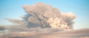 Im April brach der isländische Vulkan Eyjafjallajökull aus. Die Aschewolke legt den Flugverkehr lange lahm.