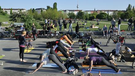 Yoga überall. Ob drinnen oder wie hier draußen im Berliner Mauerpark.