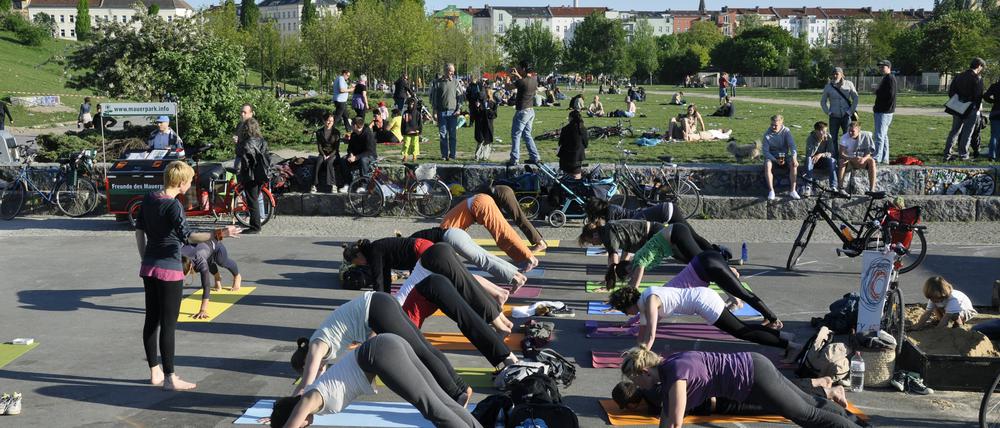 Yoga überall. Ob drinnen oder wie hier draußen im Berliner Mauerpark.