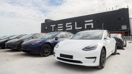Tesla-Fahrzeuge des Models 3 stehen vor der „Gigafactory“.