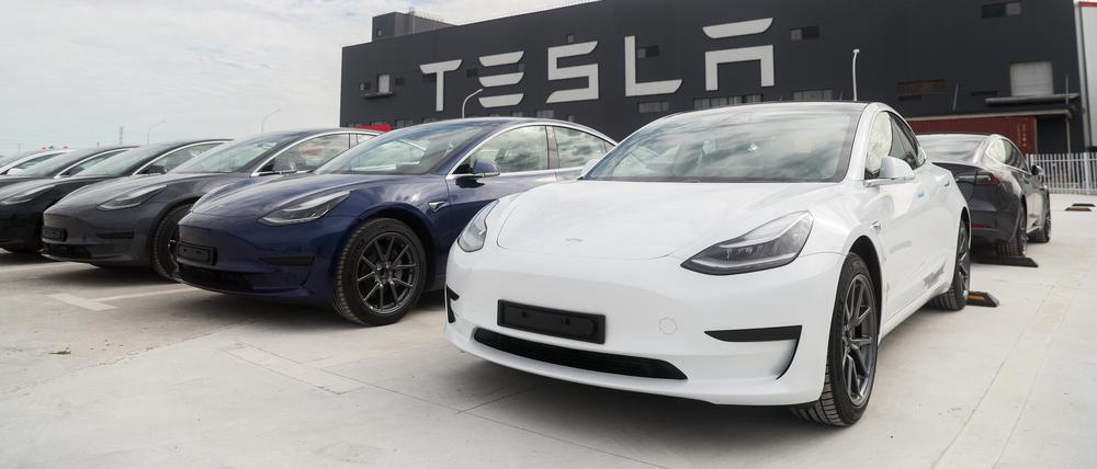 Tesla-Fahrzeuge des Models 3 stehen vor der „Gigafactory“.