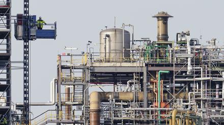 Arbeiter auf BASF-Werksgelände: Ein Gas-Embargo würde die Chemiebranche wohl am härtesten treffen.