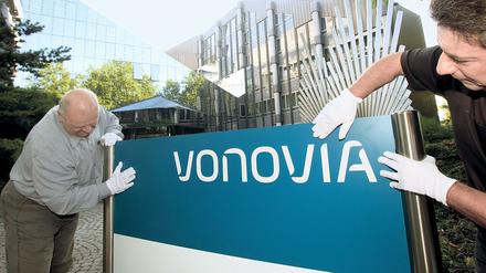 Das Firmenschild von Vonovia wird in Bochum vor der Zentrale angebracht. 