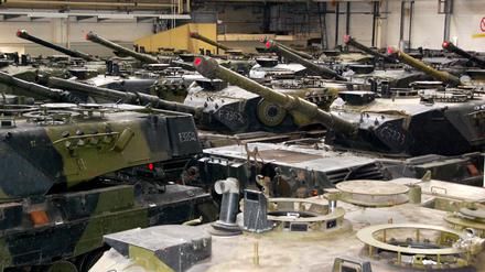 Leopard-Panzer vom Typ Leopard 1 A5 aus dänischen Beständen stehen in Flensburg in einer Produktionshalle.