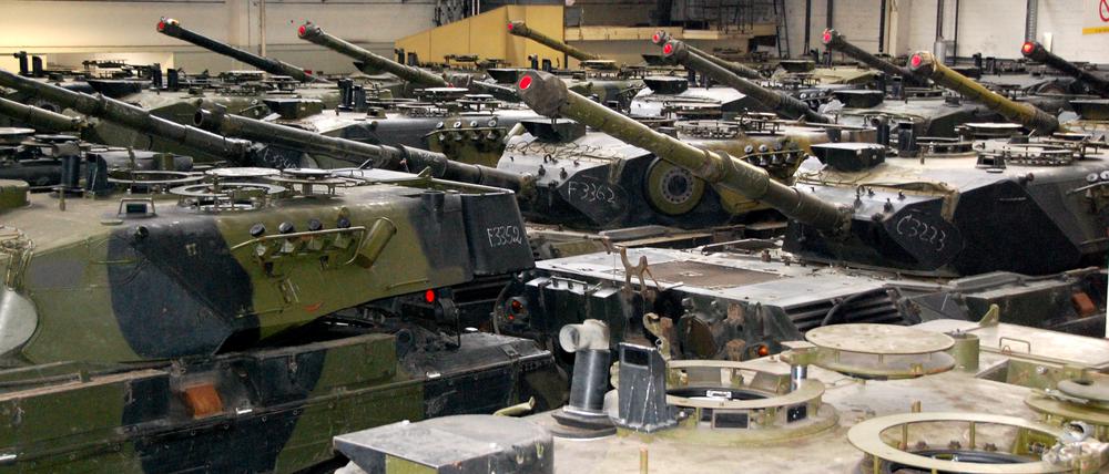 Panzer vom Typ Leopard 1 A5 in einer Produktionshalle in Flensburg. 