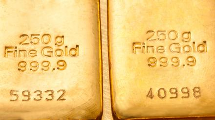 Geldanlage in echtem Gold als Goldbarren und Goldmünzen.