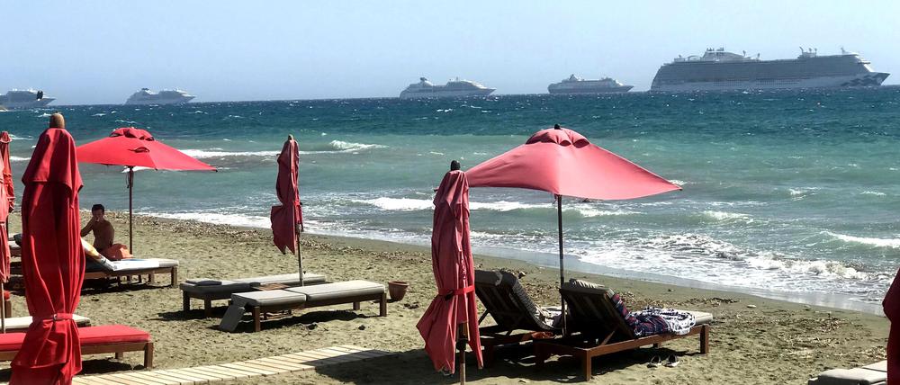 Der Strand vor Limassol ist kaum gefüllt - ebenso die Kreuzfahrtschiffe, die vor der Küste vor Anker liegen, weil sie derzeit nicht gebraucht werden. 