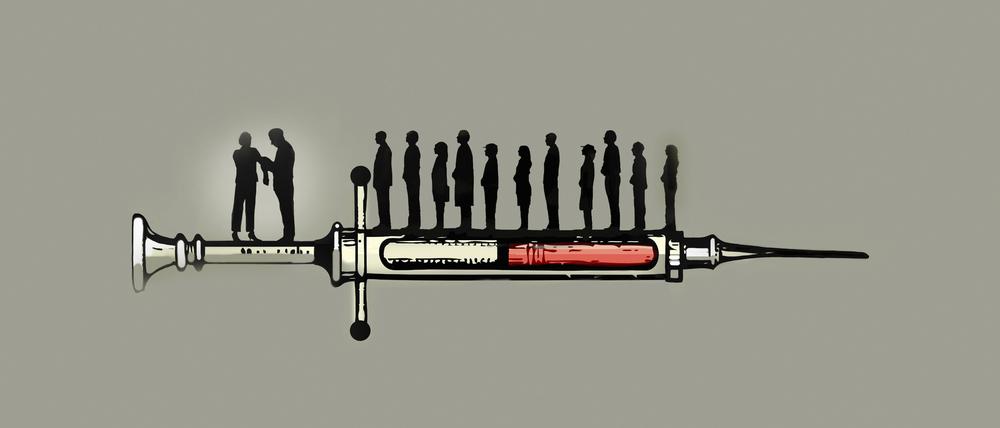 Menschen in Warteschlange auf Spritze für eine Impfung.