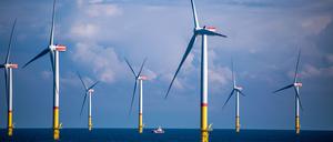 Windräder stehen in der Ostsee zwischen den Inseln Rügen und Bornholm (Dänemark) stehen.