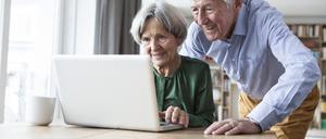 Ein älteres Ehepaar am Laptop