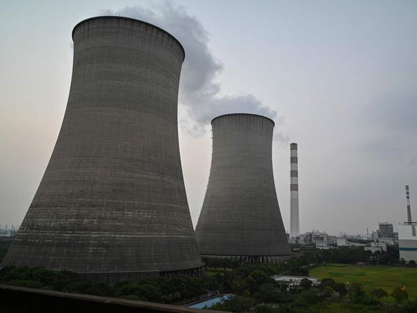 Kühltürme wie hier bei einem Kohlekraftwerk in Shanghai sind typisch für die Anlagen.