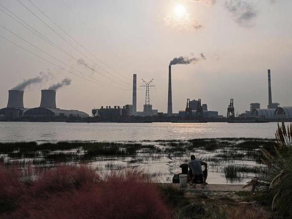 Den wachsenden Energiehunger will China auch mit neuen Kohlekraftwerken stillen.