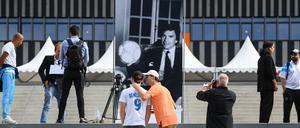 Au revoir. Am Stadion in Marseille nehmen Menschen Abschied von Bernard Tapie.