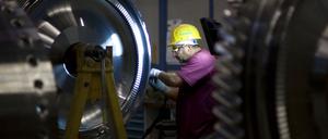 Ein Ingenieur arbeitet an einem Rotor einer Gasturbine bei der Siemens AG in der Turbinenhalle in Berlin. 