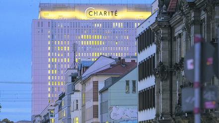 Blick auf das Bettenhaus der Charité: Große Kliniken haben Strom für mehrere Tage, kleine nur für wenige Stunden. 