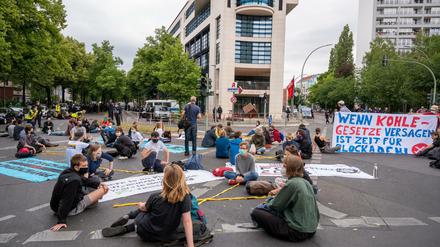 Umweltaktivisten von Extinction Rebellion und Ende Gelände demonstrierten am Mittwoch vor der SPD-Parteizentrale gegen das Kohlegesetz.