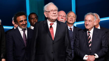Sechs Wochen, drei Deals: Warren Buffet war eine ganze Weile passiv. Das hat sich geändert.