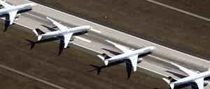 Bodenständig: Passagiermaschinen der Lufthansa stehen auf der gesperrten Landebahn Nordwest des Frankfurter Flughafens. 