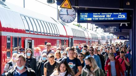 26 Millionen Neu-Euro-Tickets wurden verkauft. Das Experiment führte zu vollgestopften Zügen und überlasteten Zugbegleitern. 