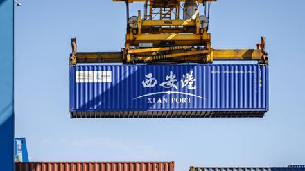 Container aus China im Duisburger Hafen: Die Volksrepublik erschließt mit Seidenstraßen-Projekten Märkte, knüpft Seilschaften und schafft Abhängigkeiten. Längst auch in Europa, ob in Duisburg oder auf dem Balkan.