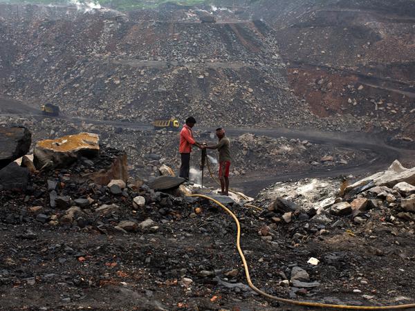 Arbeiter bohren auf einem offenen Kohlefeld im östlichen Bundesstaat Jharkhand.