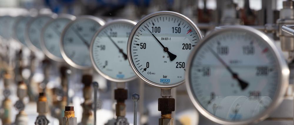 Gasleitungen mit Absperrventilen und Druckanzeigern führen in einen Erdgasspeicher in Ungarn.