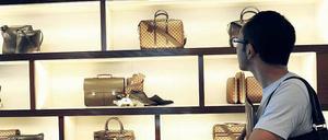 Luxus: In Läden wie dem Edeltaschenproduzenten Louis Vuitton, Cartier oder Prada herrschen eigene Regeln.